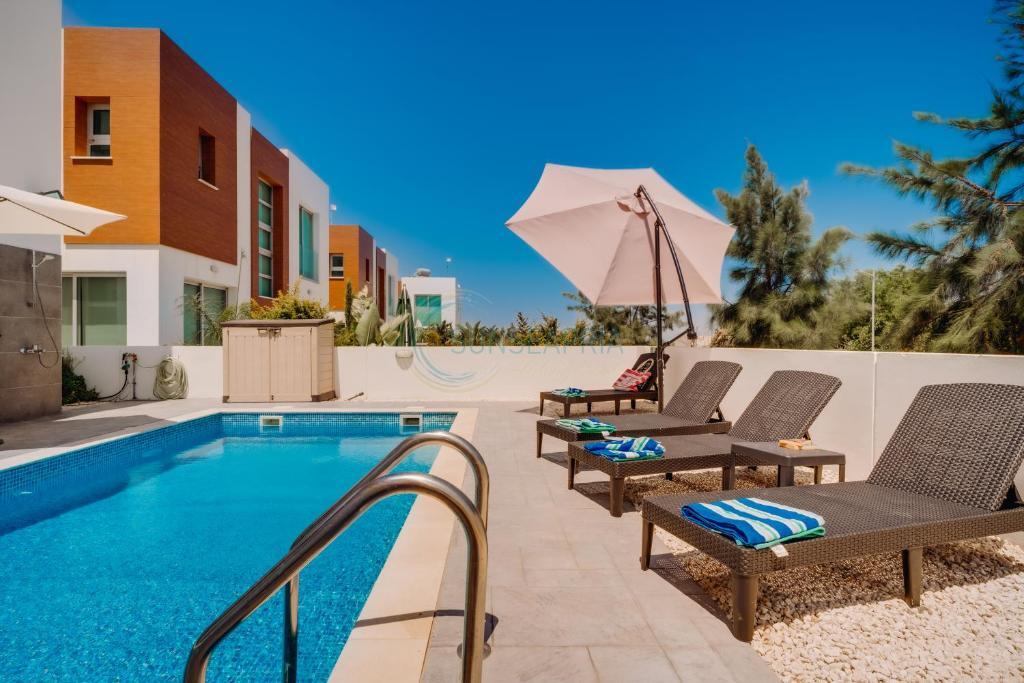 Паралимни: Dream 3bdr villa with private pool near the beach!