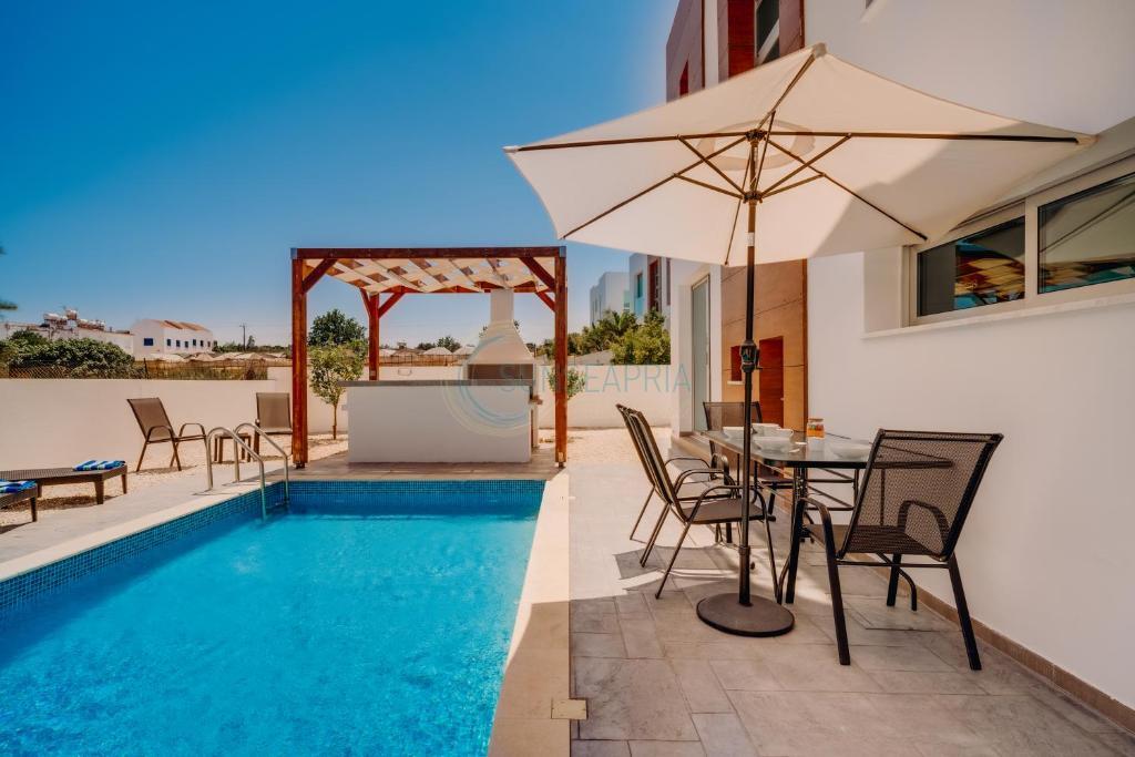 Паралимни: Dream 3bdr villa with private pool near the beach!