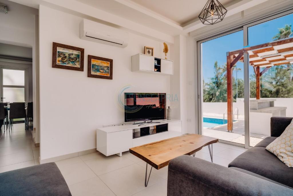 Паралимни: Dream 3bdr villa with private pool near the beach!