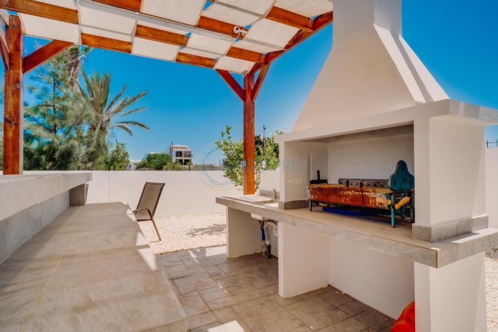 Паралимни: Dream 3bdr villa with private pool near the beach!