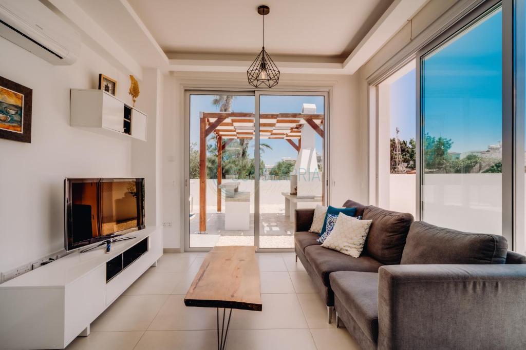 Паралимни: Dream 3bdr villa with private pool near the beach!