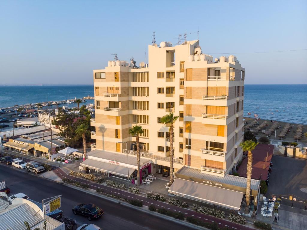 Ларнака: Lazuli Beachfront Apartment 254