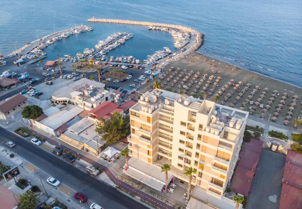 Ларнака: Lazuli Beachfront Apartment 254