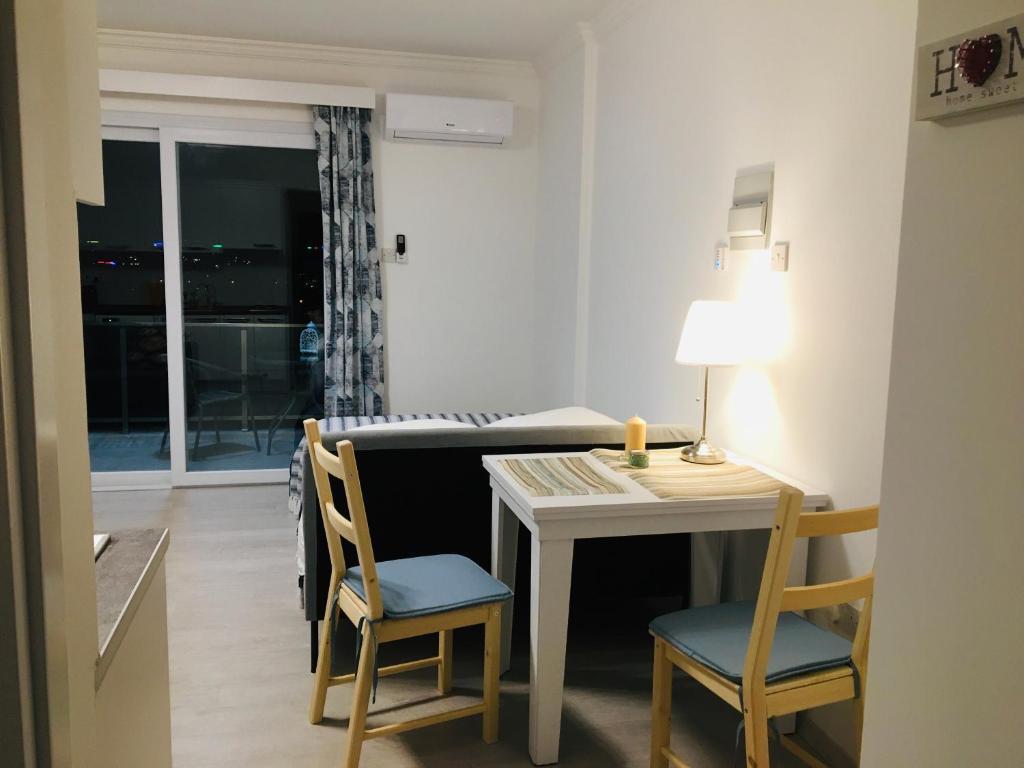 Авгору: Royal Life Residence Poseidon Studio