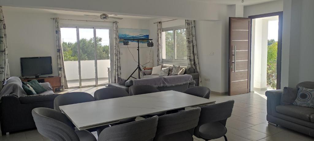 Kiti Village Villa Larnaca, salt-water pool, 5 bedrooms — фото 3