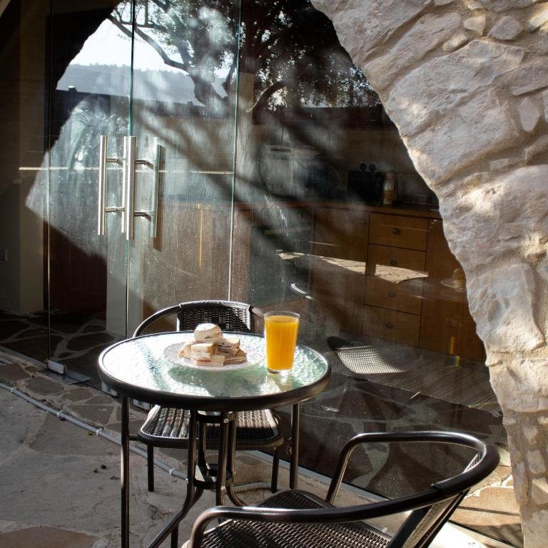 Какопетрия: The Stonehouse Suites