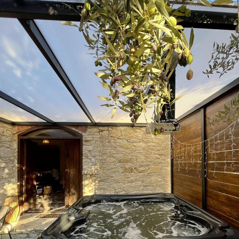 Какопетрия: The Stonehouse Suites