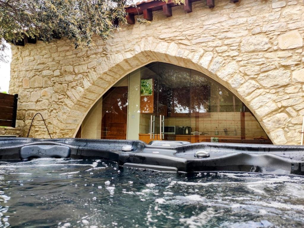 Какопетрия: The Stonehouse Suites