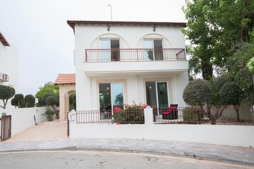 Beautiful 5 Star Holiday Villa in a Prime Location in Paralimni, Book Early To Secure Your Dates, Paralimni Villa 1242 — фото 1