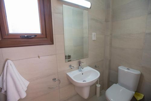 Паралимни: Imagine Your Family Renting a Luxury Holiday Villa Close To Paralimni’S Main Attractions, Paralimni Villa 1221