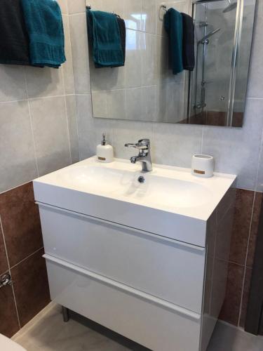 Паралимни: Luxury 2 Bed Apartment Next To the Beach