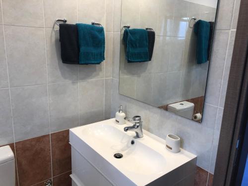 Паралимни: Luxury 2 Bed Apartment Next To the Beach