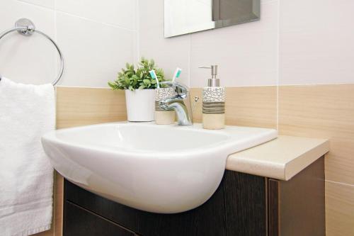 Паралимни: Mythicals Ground floor with garden 2 bed apartment