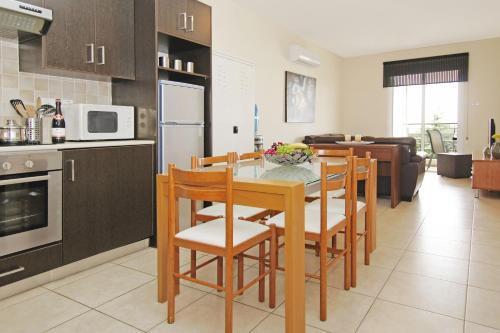 Паралимни: Mythicals Ground floor with garden 2 bed apartment