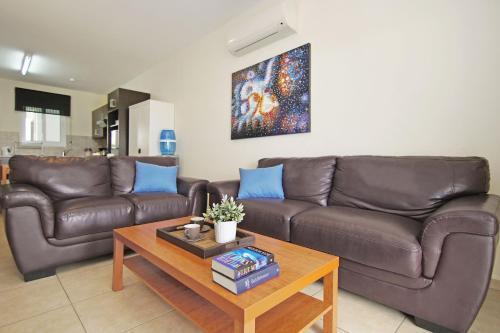 Паралимни: Mythicals Ground floor with garden 2 bed apartment