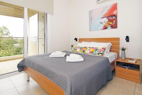 Паралимни: Mythicals Ground floor with garden 2 bed apartment