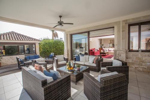 Паралимни: Rent Your Dream Holiday Villa in Paralimni And Look Forward To Relaxing Beside Your Private Pool, Paralimni Villa 1232