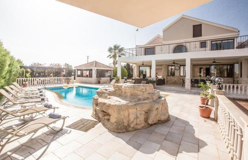 Паралимни: Rent Your Dream Holiday Villa in Paralimni And Look Forward To Relaxing Beside Your Private Pool, Paralimni Villa 1232