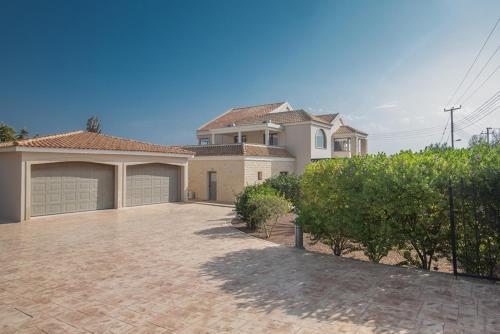 Паралимни: Rent Your Dream Holiday Villa in Paralimni And Look Forward To Relaxing Beside Your Private Pool, Paralimni Villa 1232