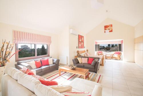 Паралимни: Rent Your Dream Holiday Villa in Paralimni And Look Forward To Relaxing Beside Your Private Pool, Paralimni Villa 1232