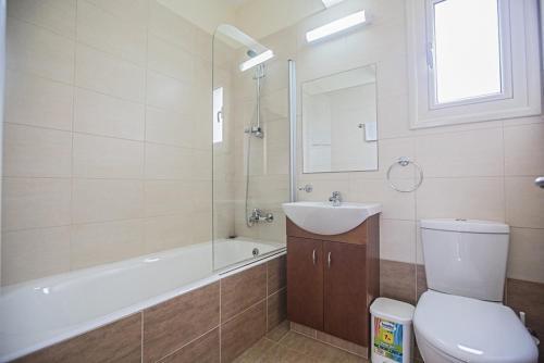 Паралимни: The Ultimate 5 Star Holiday Villa in Paralimni with Private Pool And Close To the Beach, Paralimni Villa 1317