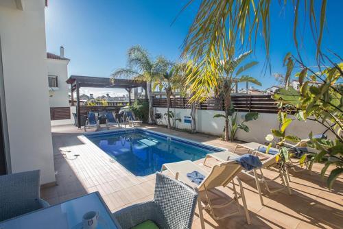 Паралимни: The Ultimate 5 Star Holiday Villa in Paralimni with Private Pool And Close To the Beach, Paralimni Villa 1317