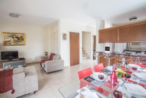 Паралимни: The Ultimate 5 Star Holiday Villa in Paralimni with Private Pool And Close To the Beach, Paralimni Villa 1317