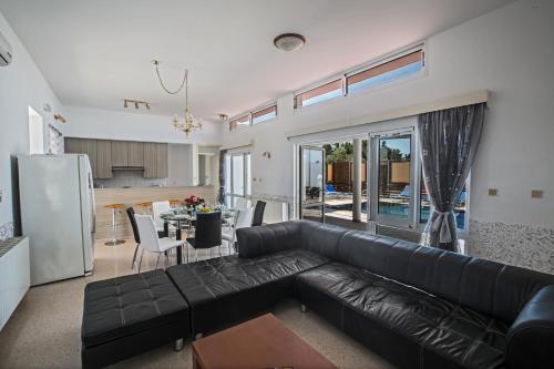 Holiday Home 4 Bedrooms 1 Bathroom Ayia Napa — фото 1