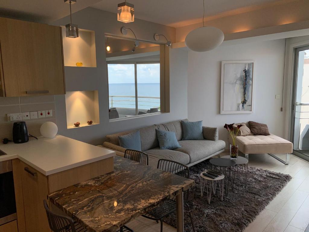 Гермасойя: 1b Beachront Pool & Gym apt - Ermitage beach
