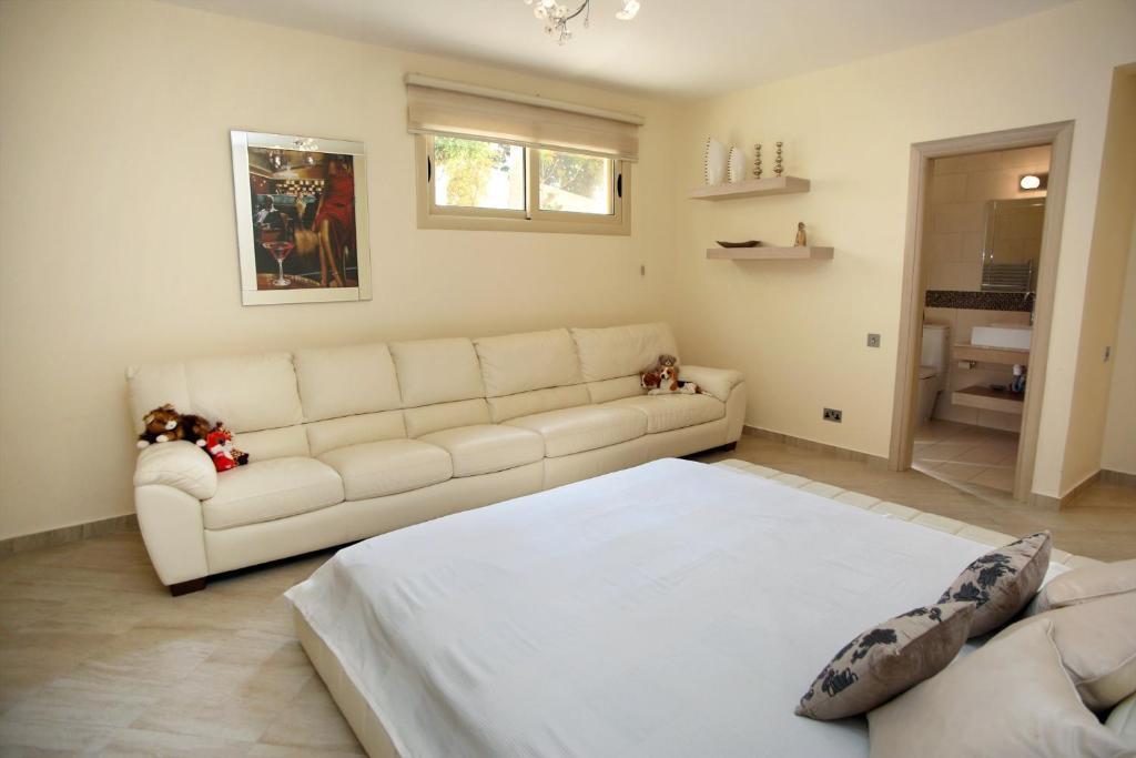 Пейя: Seafront 5 Bedroom Villa Paradise in Sea Caves