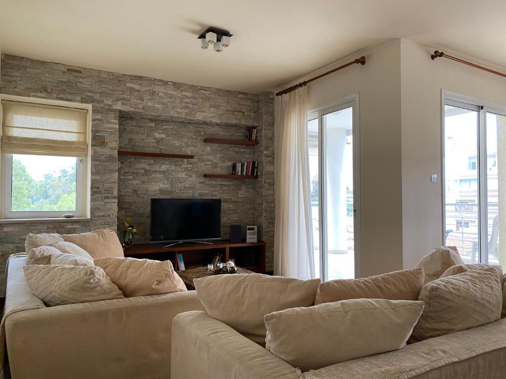 Warm Residence in the heart of the City Center - Balcony & view — фото 4