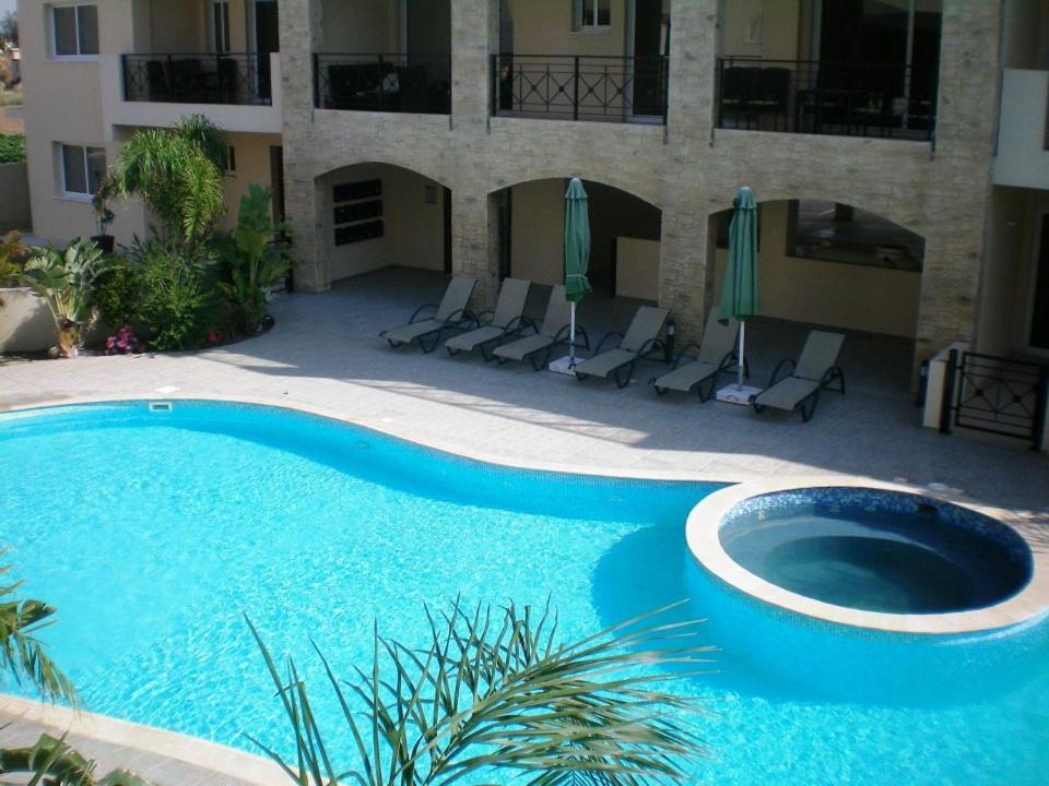 Кити: 104 Excellent 2 bed apartment with pool view, AC & gym!