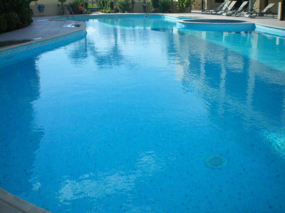 Кити: 104 Excellent 2 bed apartment with pool view, AC & gym!