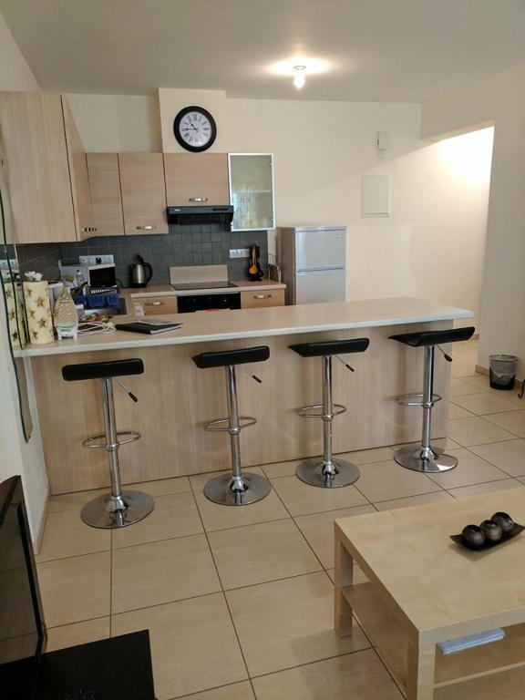 Кити: 104 Excellent 2 bed apartment with pool view, AC & gym!