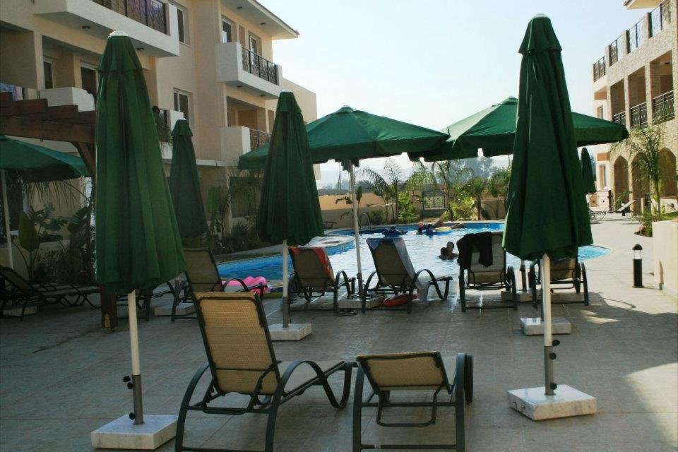 Кити: 104 Excellent 2 bed apartment with pool view, AC & gym!