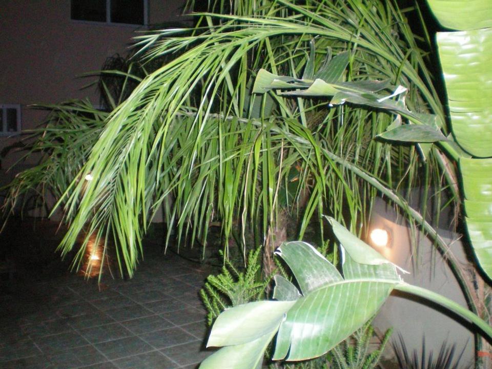 Кити: 104 Excellent 2 bed apartment with pool view, AC & gym!