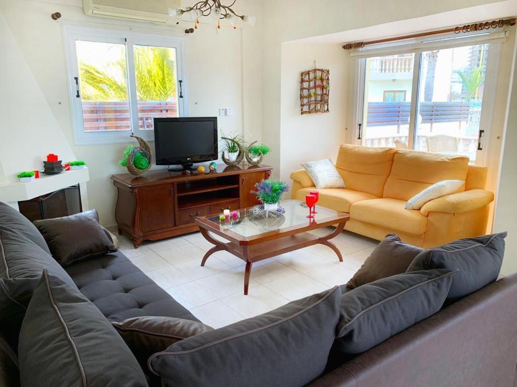 Beach Villa Roula 4 Bedroom in Ayia Napa — фото 3