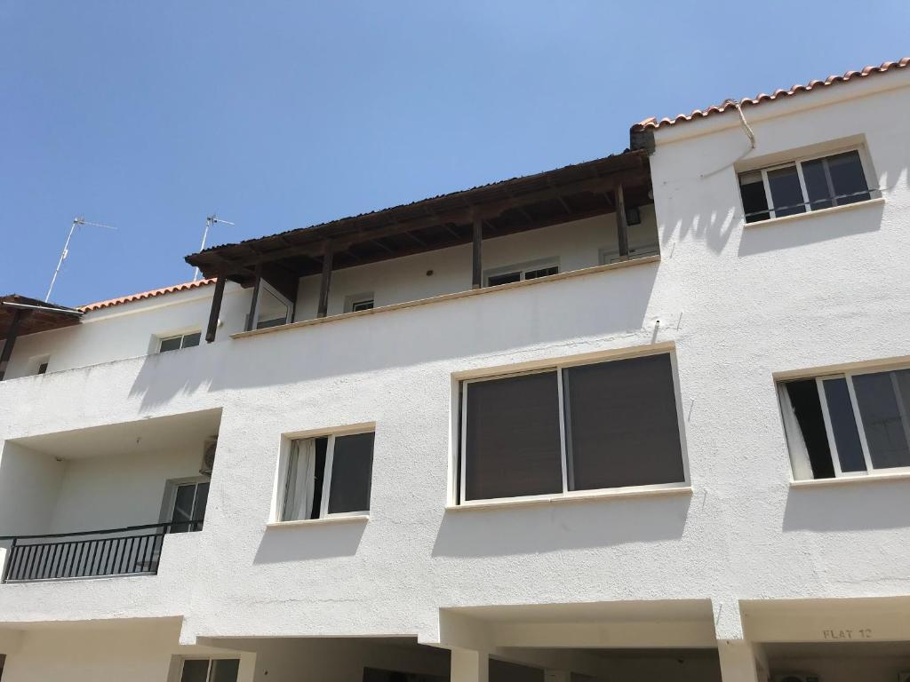 Паралимни: Spacious 1 Bedroom Apartment in Kapparis Area