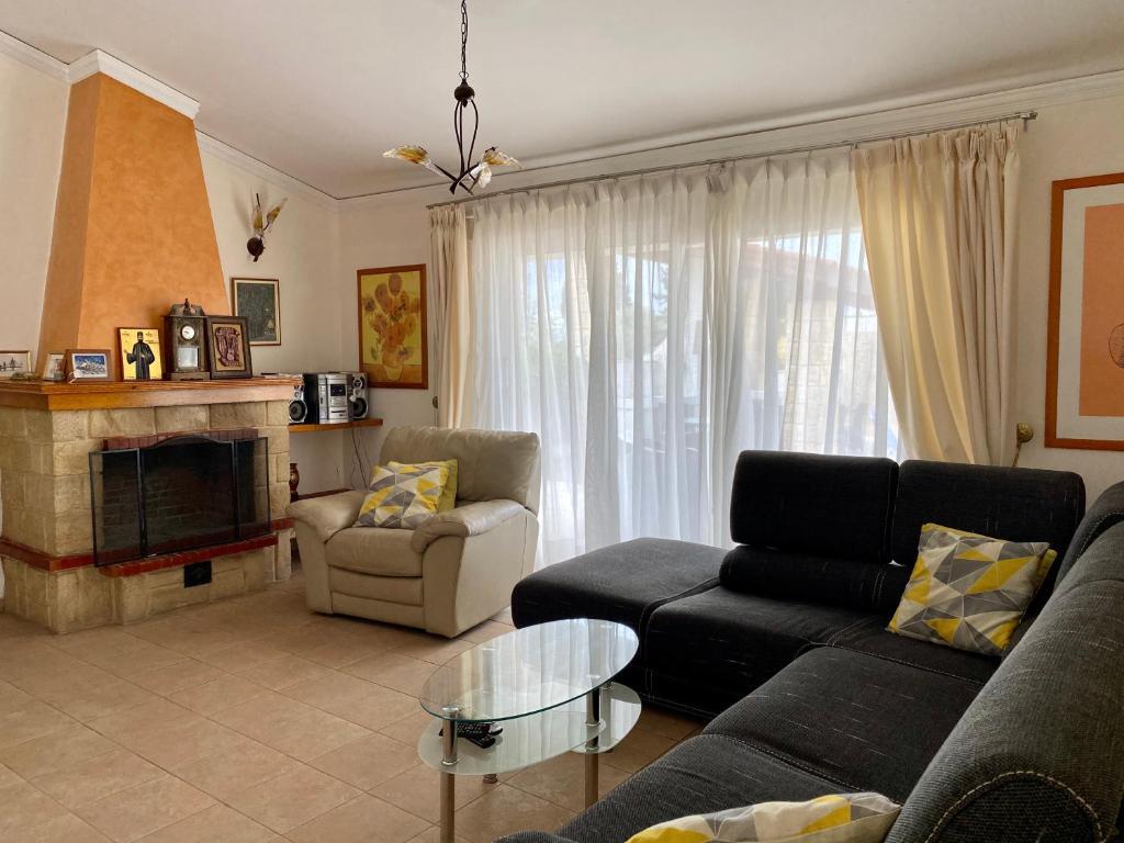 Пафос: 6 bdr villa with TENNIS COURT