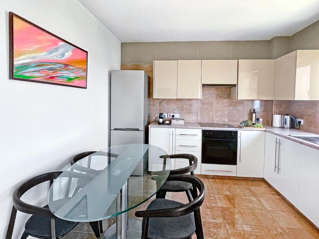 Ларнака: 2BR SEAVIEW Apt in prime location 1 min from sea