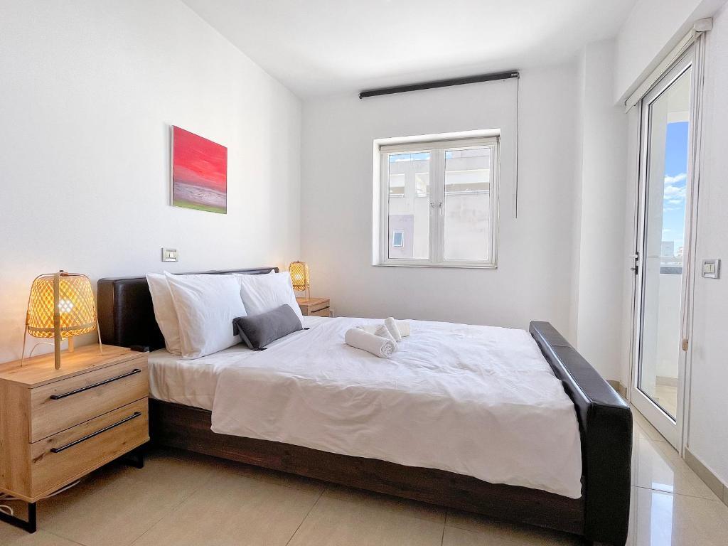 Ларнака: 2BR SEAVIEW Apt in prime location 1 min from sea