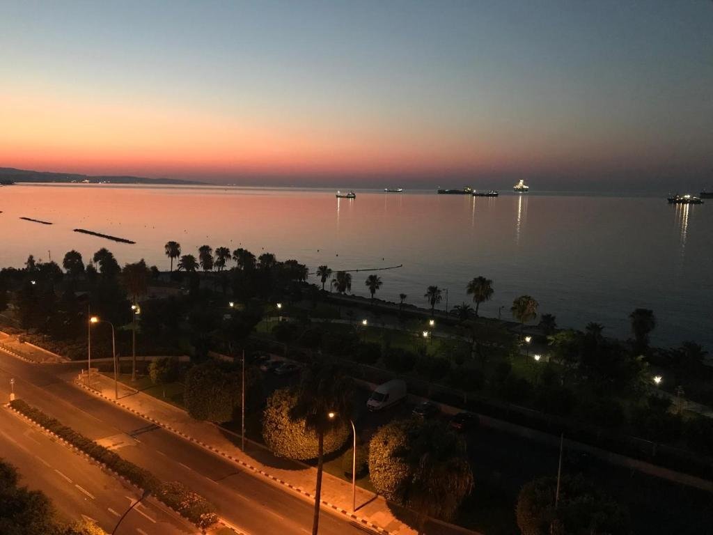 Лимассол: A City-Center Seaview Penthouse at Oceanic (Adults Only)