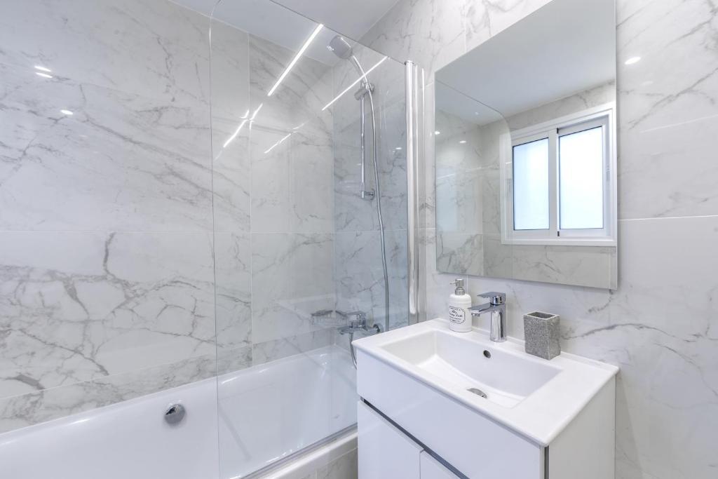 Лимассол: Lovely 3-bedroom apartment in Prokymea court