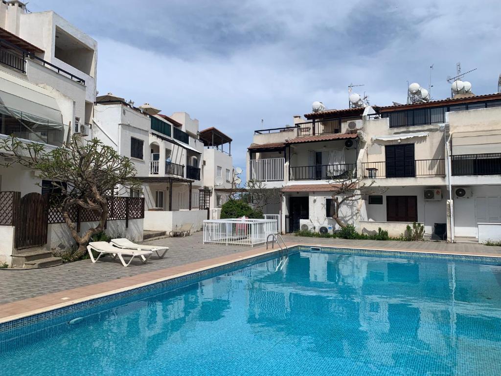 Паралимни: Theodoros Apt.22