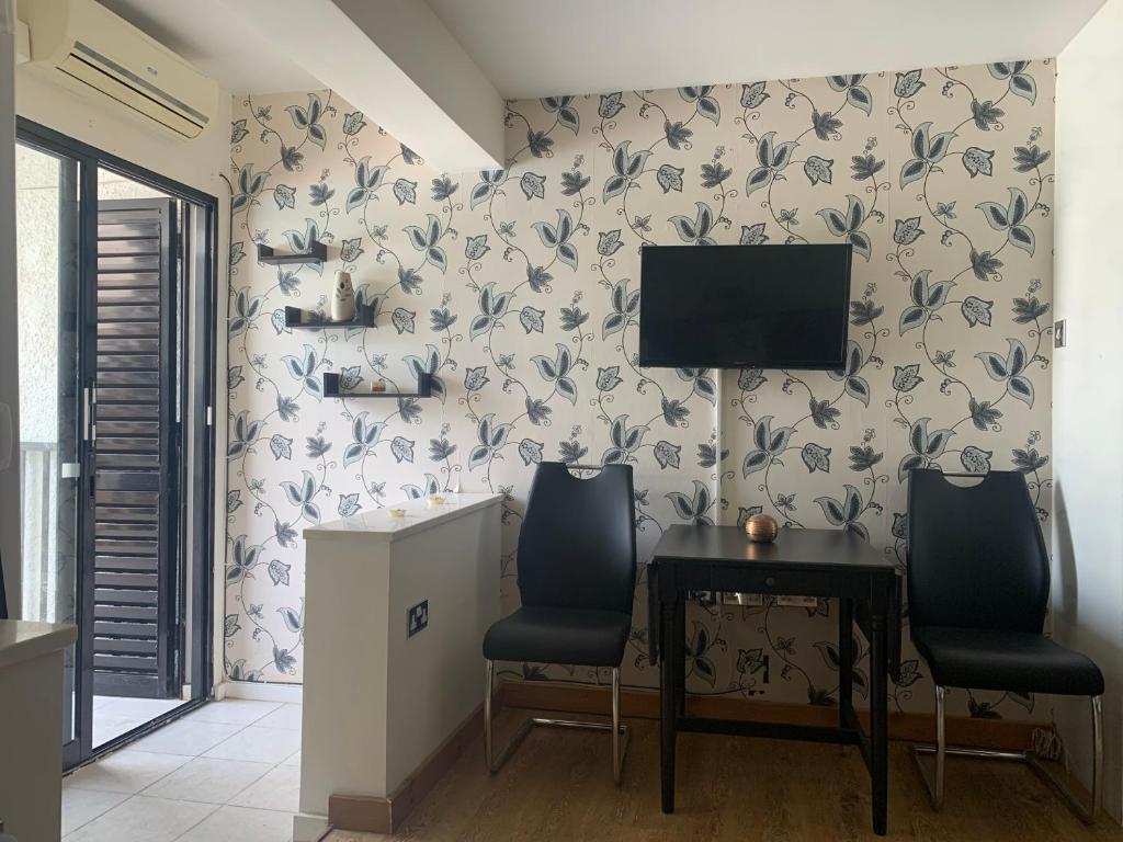 Паралимни: Theodoros Apt.22