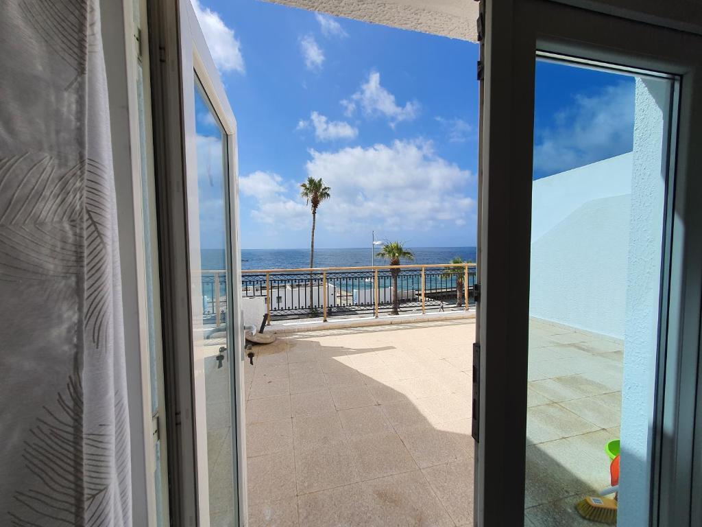 Пафос: Poseidon 51 - Beachfront Two Bedroom Apartment