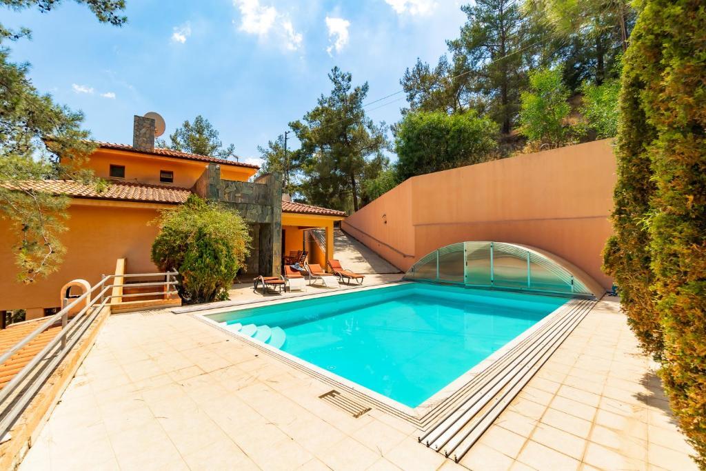 Какопетрия: Villa Hillcrest Panorama by Ezoria