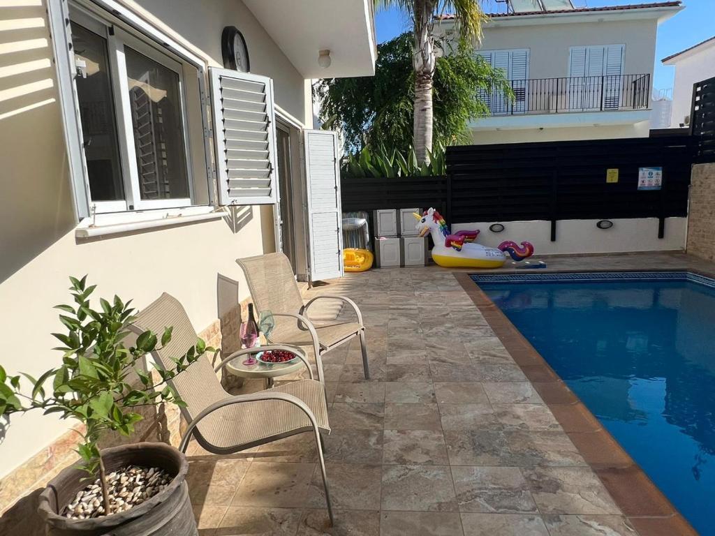 Паралимни: 3bdr villa-pool/700m from a blue flag beach!