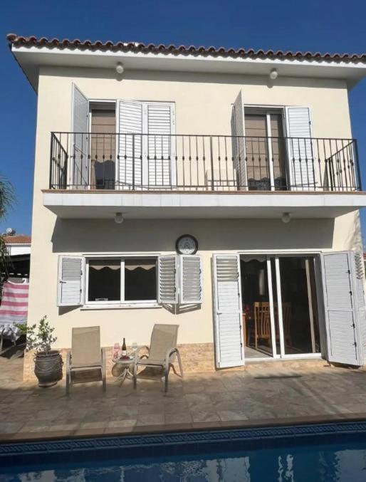 Паралимни: 3bdr villa-pool/700m from a blue flag beach!