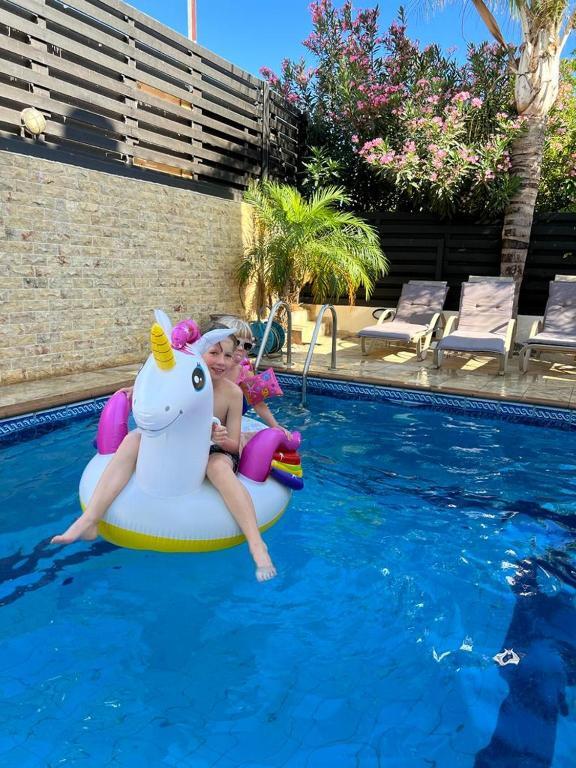 Паралимни: 3bdr villa-pool/700m from a blue flag beach!